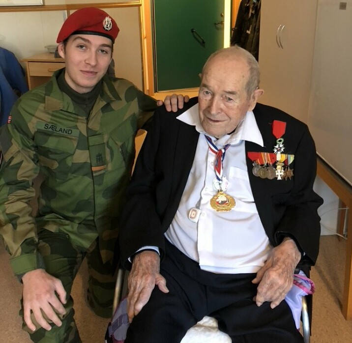 KRIGSHELT: Monrad Sørvik Sæland fikk besøke bestefar Monrad August Mosberg på 104-års dagen. Han er dekorert med flere medaljer for sin tjeneste under andre verdenskrig.