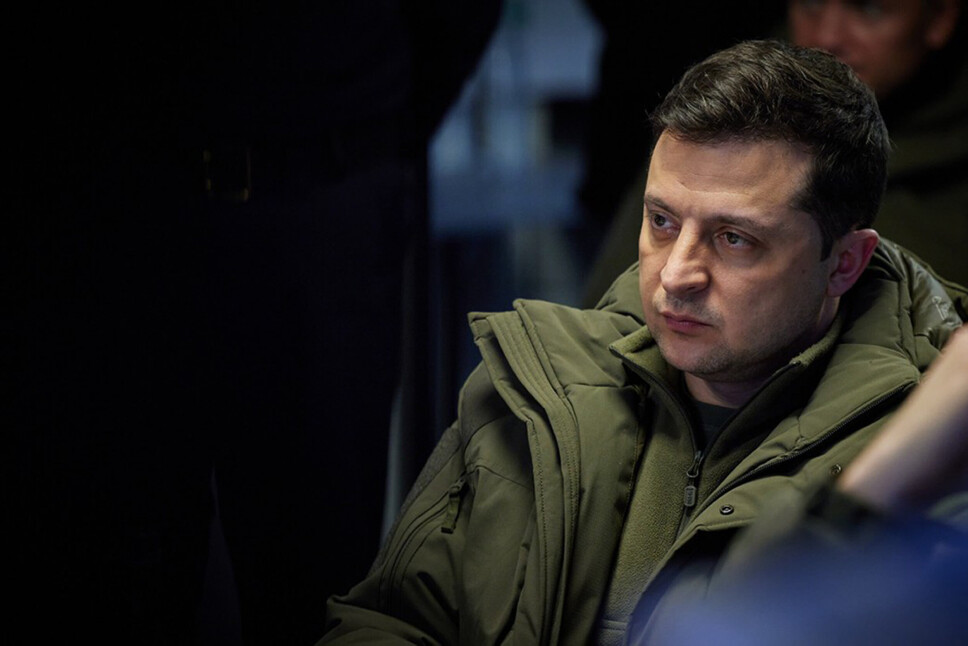 VIL HOLDE LUFTROM ÅPENT: Ukrainas president Volodymyr Zelenskyj under militærøvelser i Kherson-regionen lørdag.