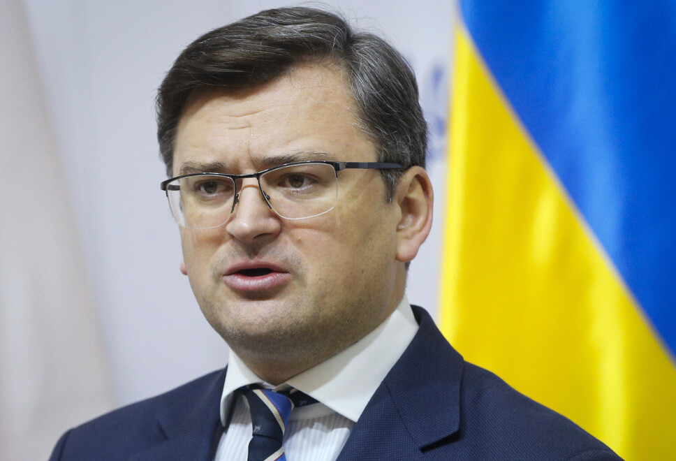 MØTE: Ukrainas utenriksminister Dmytro Kuleba holder en felles nyhetsbriefing med OSSEs formann og Polens utenriksminister Zbigniew Rau etter samtaler i Kiev, Ukraina, torsdag 10. februar 2022.
