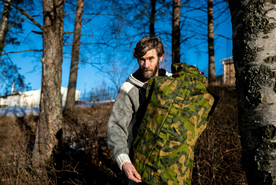 KJELLER: Gorm Krogh Selj viser frem den nye versjonen av Norsk skog hos Forsvarets forskningsinstitutt på Kjeller.