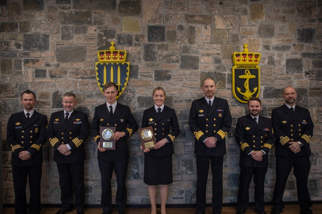 PRISVINNERE: Sjef Sjøforsvaret Rune Andersen (nummer fem fra venstre) delte ut Vernepliktige orlogskaptein Inge Steenslands pris til løynant Marianne Fjellstad og løytnant Lars-Erik T. Rovde. PRISVINNERE: Sjef Sjøforsvaret Rune Andersen (nummer fem fra venstre) delte ut Vernepliktige orlogskaptein Inge Steenslands pris til løynant Marianne Fjellstad og løytnant Lars-Erik T. Rovde.