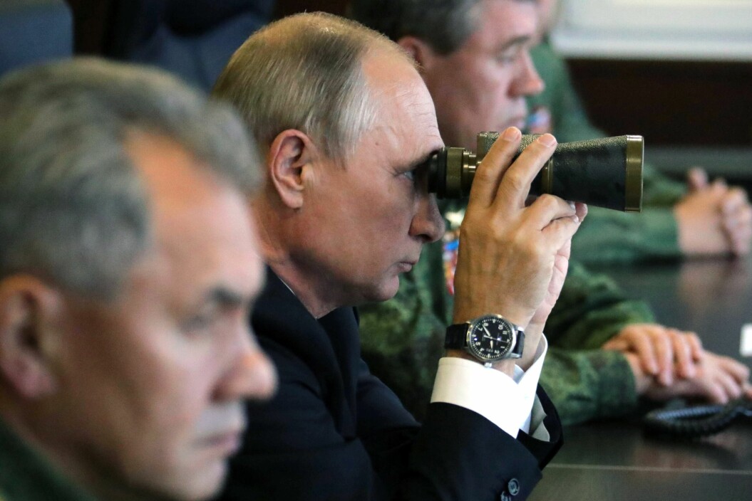 HVA HAR PUTIN I SIKTET? Den russiske presidenten Vladimir Putin (t.v.) sammen med forsvarsminister Sergej Sjojgu på øvelse i 2021. Putin nekter for å ha noen planer om å invadere Ukraina, men den russiske styrkeoppbyggingen langs grensen uroer både Ukraina og Vesten. HVA HAR PUTIN I SIKTET? Den russiske presidenten Vladimir Putin (t.v.) sammen med forsvarsminister Sergej Sjojgu på øvelse i 2021. Putin nekter for å ha noen planer om å invadere Ukraina, men den russiske styrkeoppbyggingen langs grensen uroer både Ukraina og Vesten.