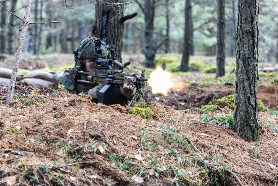 ALLIERT SAMTRENING: En soldat fra Telemark bataljon avfyrer sitt lette maskingevær under en tidligere øvelse i Litauen.