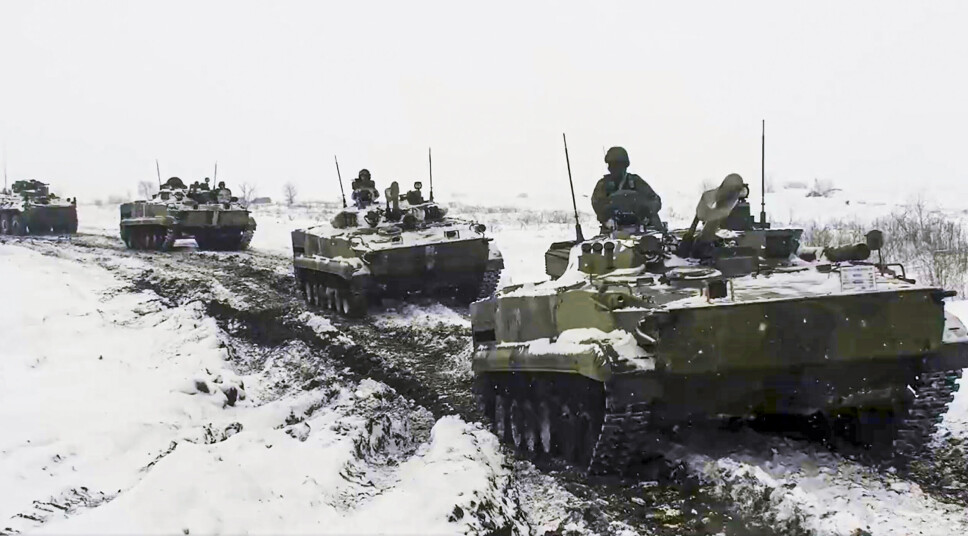 FULLFØRT OPPGAVE: Et russisk militærkjøretøy beveger seg under en militærøvelse på en treningsplass i Rostov-regionen, Russland.