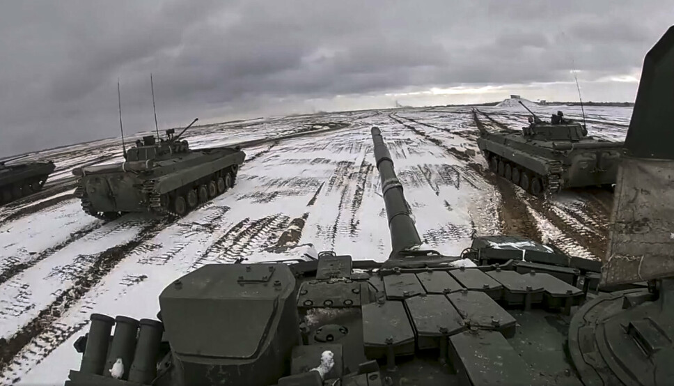 ØVER: Dette bildet, utgitt av det russiske forsvarsdepartementet, viser russiske og hviterussiske stridsvogner på øvelse.