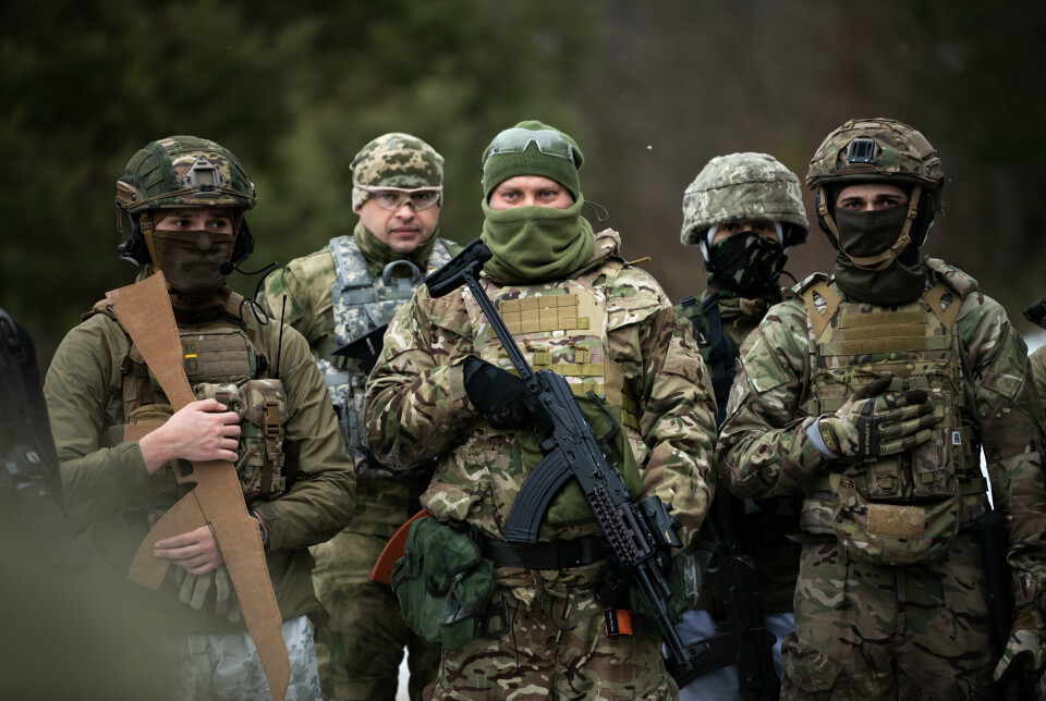 TRENING: Ukrainske frivillige soldater trener for å kunne beskytte landet sitt om nødvendig.