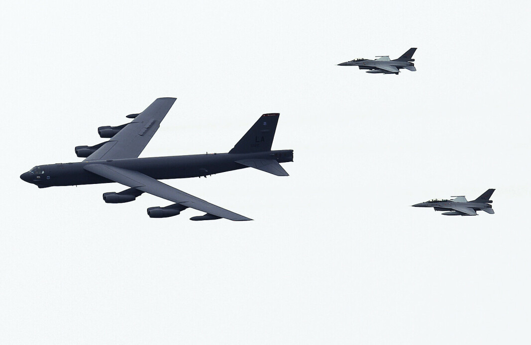 BOMBEFLY: Et amerikansk B-52 bombefly eskortert av to norske F-16 over Trøndelag under vinterøvelsen Cold Response 2016.