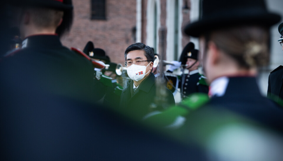 BLOMSTER: Sør-Koreas forsvarsminister la ned en blomsterkrans ved veteranmonumentet på Akershus festning under velkomstseremonien.