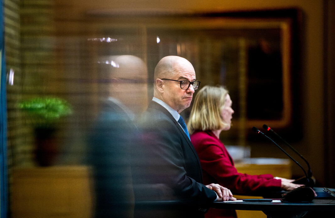 STYRKEBIDRAG: Utenriksminister Anniken Huitfeldt og forsvarsminister Odd-Roger Enoksen (til venstre) møter pressen i vandrehallen i Stortinget. De gir kommentarer i forkant av forsvarsministermøtet i Nato. STYRKEBIDRAG: Utenriksminister Anniken Huitfeldt og forsvarsminister Odd-Roger Enoksen (til venstre) møter pressen i vandrehallen i Stortinget. De gir kommentarer i forkant av forsvarsministermøtet i Nato.
