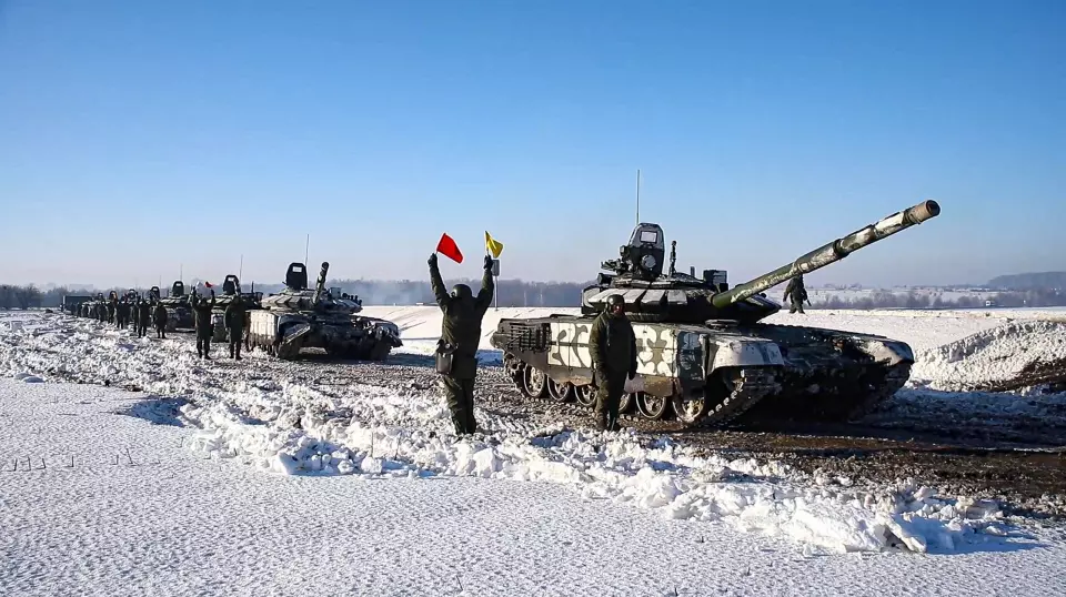 TILBAKETREKKING? Dette bildet tatt fra en video som det russiske forsvarsdepartementet publiserte tirsdag skal vise russiske stridsvogner som står klare til å returnere til sine permanente baser etter å ha deltatt i en øvelse nær grensen til Ukraina.