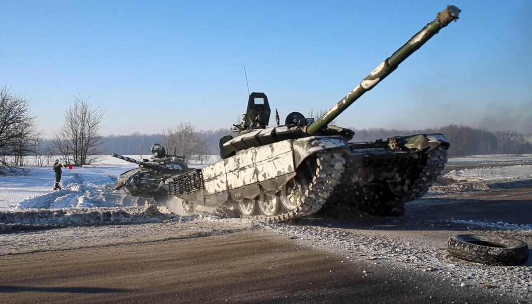 STRIDSVOGN: En russisk tanks på vei tilbake til sin permanente base etter militærøvelse i Russland. Russland har angivelig begynt å flytte soldater lenger unna Ukraina, som gir grunn til forsiktig optimisme, ifølge Nato.
