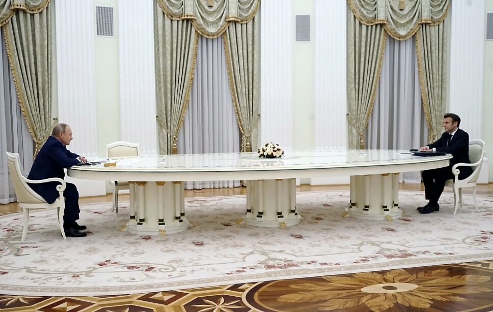 LANGBORD: Flere vestlige ledere har sittet på andre siden av dette lange bordet sammen med Russlands president Vladimir Putin, her Frankrikes president Emmanuel Macron fra møtet i forrige uke.