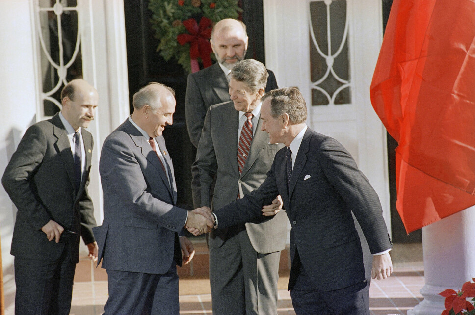 MØTE: Den da påtroppende amerikanske presidenten George H. Bush (t.h) håndhilser på Sovjetunionens Mikhail S. Gorbatsjov. Den da avtroppende presidenten Ronald Reagan står mellom dem. Bildet er tatt i desember 1988.