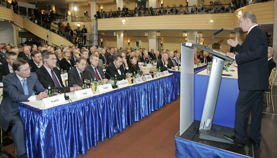 TYSKLAND: Den russiske presidenten (t.h) på talerstolen Vladimir Putin under Skkerhetskonferansen i München i februar 2007.