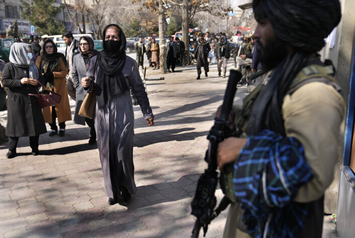 TILBAKE: Afghanske kvinner passerer en Taliban-kriger i Kabuls gater. Bildet er fra 13. februar i år.
