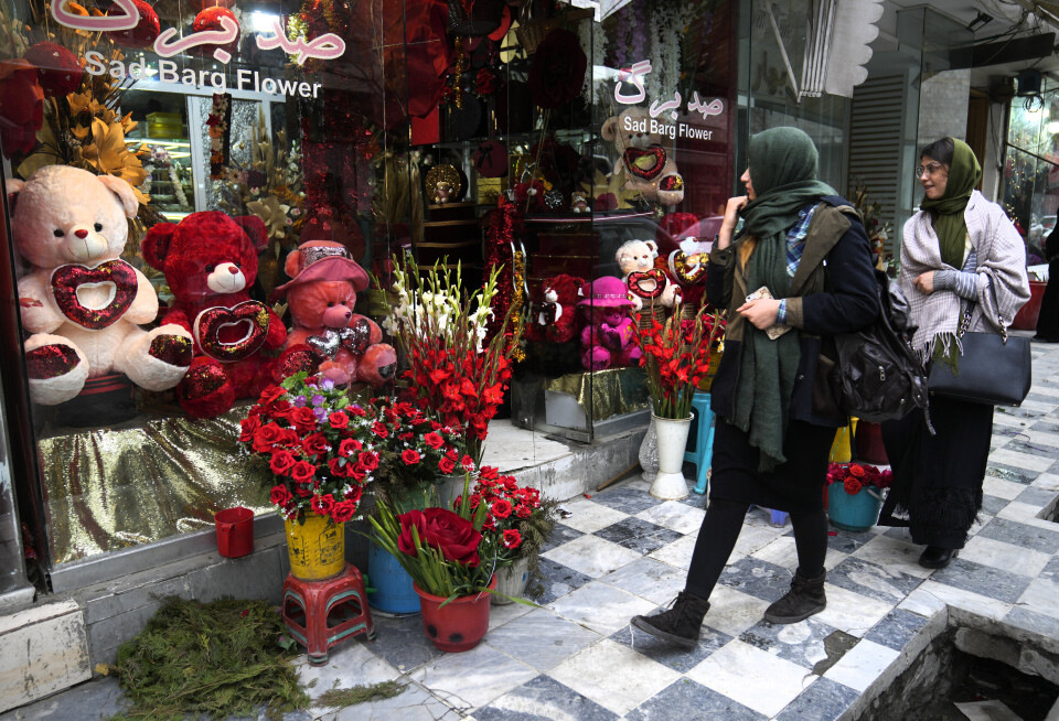 VALENTINES: To afghanske kvinner sjekker utstillingen hos en blomsterforhandler i Kabul, i forkant av årets alle hjerters dag.