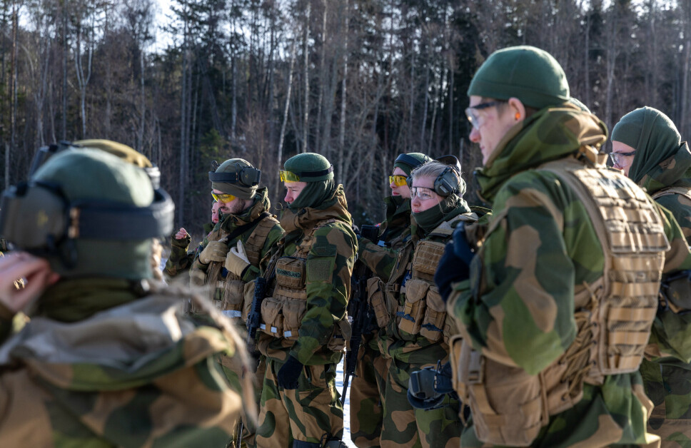KONGENS KLÆR: Soldater under feltøvelse på Rygge. Soldatene får utlevert en rekke artikler i sin utstyrssats.