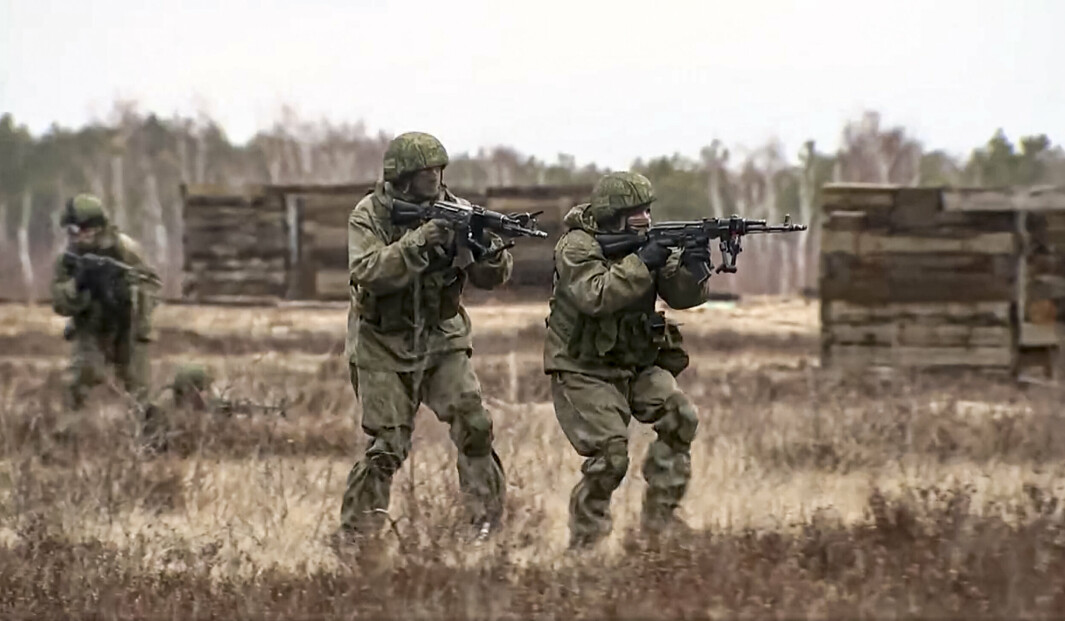 På dette bildet tatt fra video levert av det Russiske Forsvarsdepartementets Pressetjeneste mandag 14. februar 2022, øver soldater på Obuz-Lesnovsky treningsplass under Union Courage-2022 Russland-Hviterussland militærøvelser i Hviterussland.