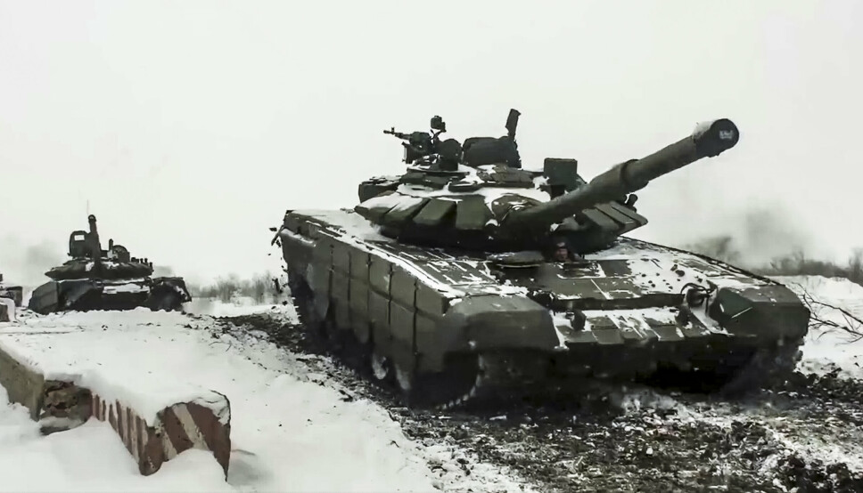 ØVER: Russiske stridsvogner øver i Rostov-regionen i Russland.