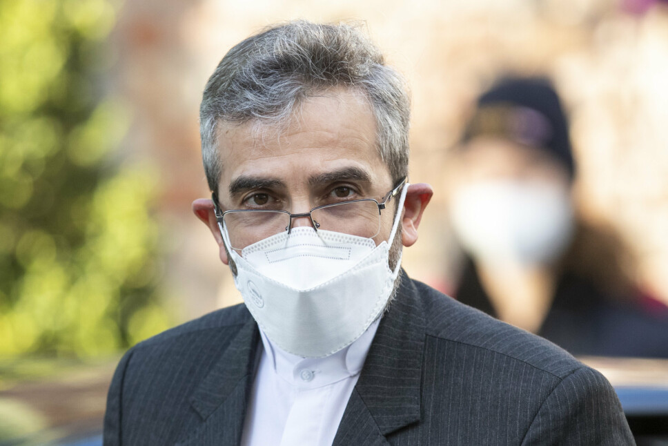 AVTALE: Irans kjernefysiske sjefsforhandler Ali Bagheri Kani ankommer Palais Coburg, et sted der atomforhandlingene finner sted bak lukkede dører i Wien, Østerrike, tirsdag 8. februar 2022.