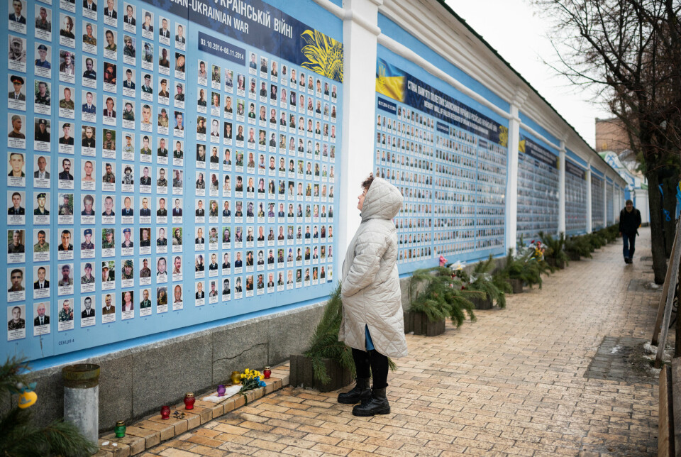 Langs murene utenfor St. Mikael-Katedralen i Kyiv henger bilder av ukrainske soldater som har falt under krigen. Julias mann, Anton omkom i kampen om flyplassen i Donetsk.