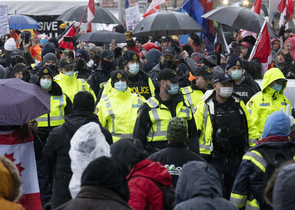 PROTESTLEDER: Minst to ledere av bevegelsen som har sperret sentrum i Canadas hovedstad Ottawa i nesten tre uker i protest mot koronatiltak og vaksinekrav, er pågrepet. Politiet rykket inn torsdag, etter at demonstrantene hadde fått ultimatum om å dra frivillig eller bli pågrepet.