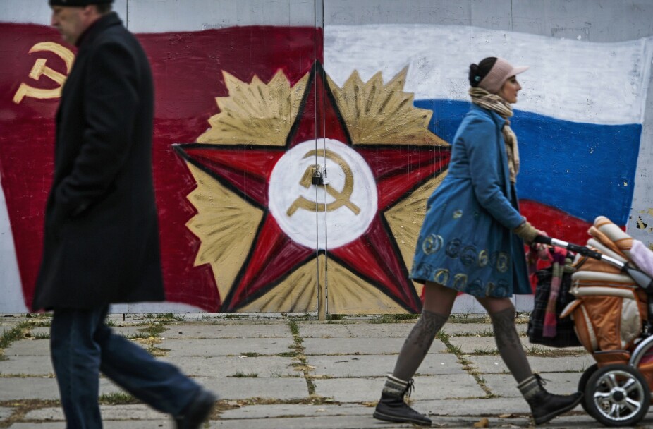 FLAGG: Et sovjetisk og et russisk flagg pryder en vegg i Lugansk i Øst-Ukraina, som kontrolleres av russiskstøttede separatister