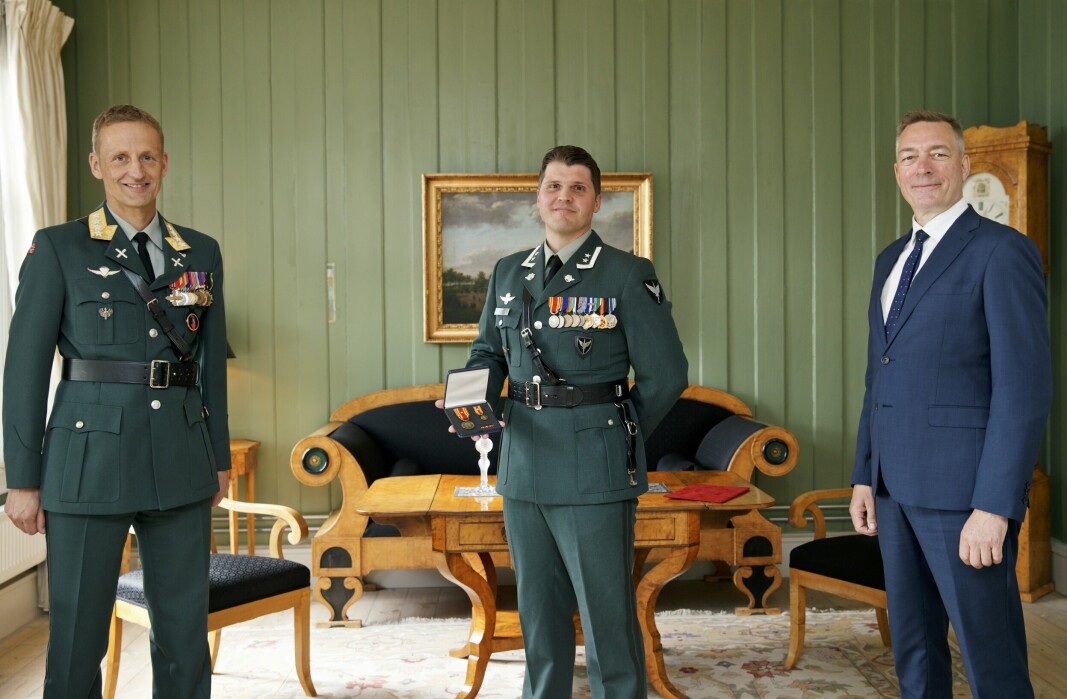 Oberstløytnant Marius Kristiansen, da han fikk tildelt Krigsmedaljen med en stjerne. Her sammen med forsvarssjef Eirik Kristoffersen (t.v) og daværende forsvarsminister Frank Bakke-Jensen (t.h).