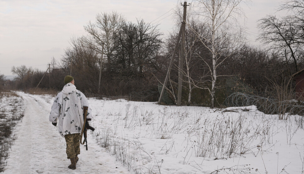 BEKYMRET: En ukrainsk soldat ved fronten i nærheten av Popasna i Luhansk-regionen i Øst-Ukraina. Her har det vært væpne konflikt mellom regjeringsstyrker og prorussiske separatister siden 2014.