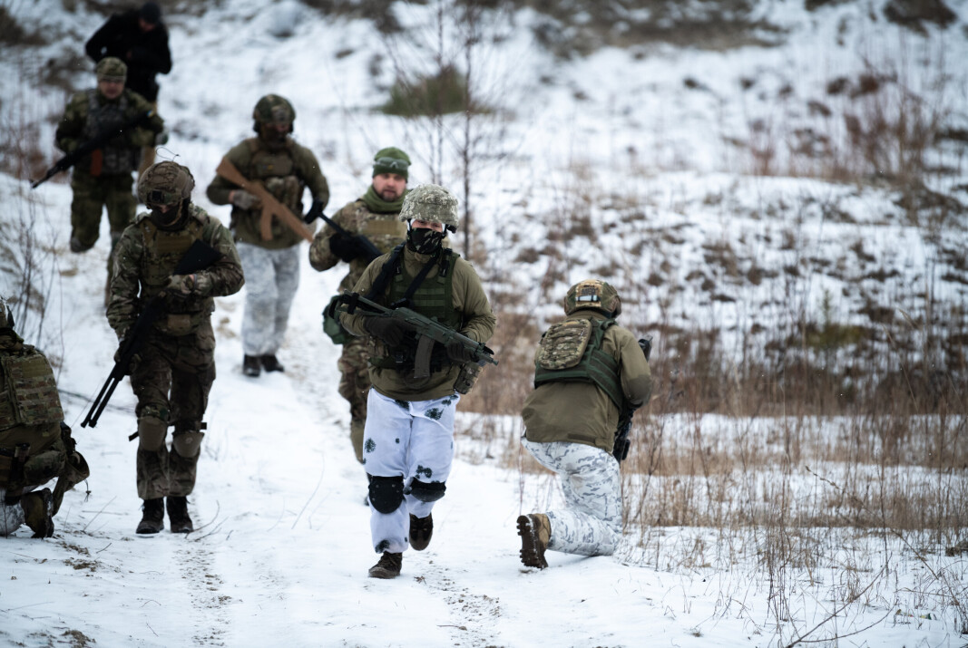 Ukrainas territoriale forsvarsstyrker trener på ulike scenarioer under treningsleiren. De er i alle aldre og de fleste har ingen tidligere militærerfaring. Ukrainas territoriale forsvarsstyrker trener på ulike scenarioer under treningsleiren. De er i alle aldre og de fleste har ingen tidligere militærerfaring.