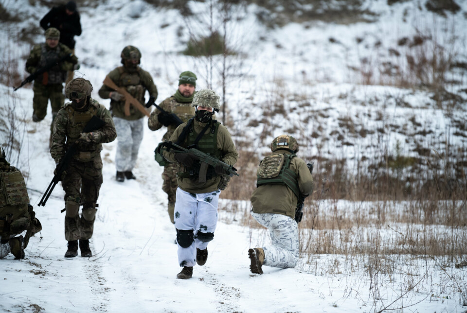 INGEN VIDERE MOBILISERING: Russland hevder de ikke har noen planer om å kalle inn flere russiske soldater til å kjempe i Ukraina-krigen gjennom en andre runde med mobilisering. På bildet trener ukrainas forsvarsstyrker under en treningsleir i januar 2022.