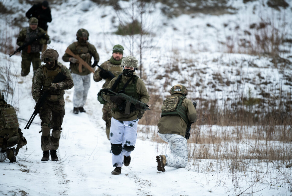 Ukrainas territoriale forsvarsstyrker trener på ulike scenarioer under treningsleiren. De er i alle aldre og de fleste har ingen tidligere militærerfaring.