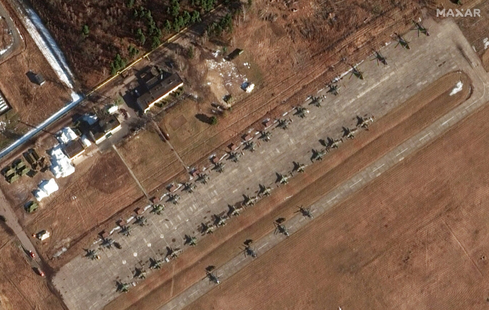 FLY STÅR KLARE: Et satellittbilde fra fredag levert av Maxar Technologies viser blant annet angrepsfly og helikoptre på en flyplass Luninets i Hviterussland, om lag 50 kilometer nord for grensen til Ukraina.