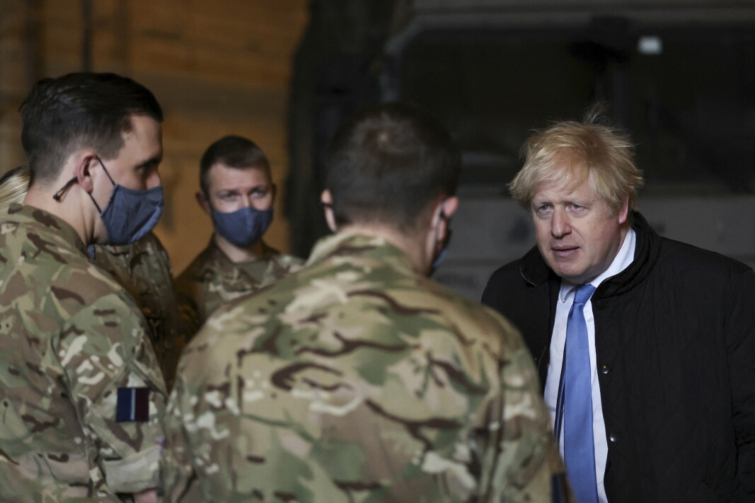 UKRAINA: Statsminister Boris Johnson sier diplomatiet fortsatt kan vinne fram i konflikten mellom Ukraina og Russland. Torsdag besøkte han det britiske luftforsvaret i Waddington i Lincolnshire.