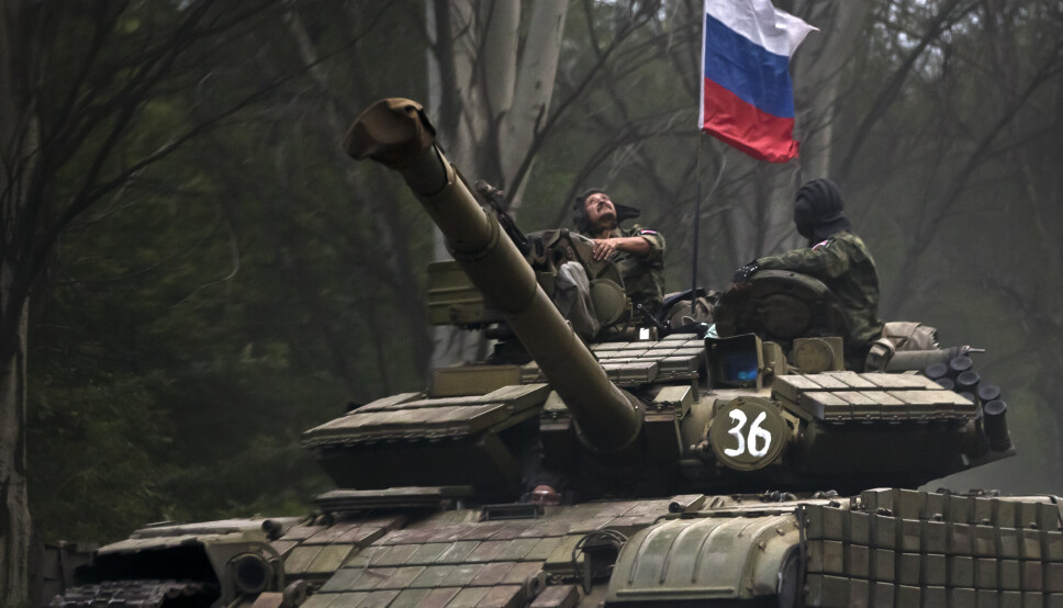 UKRAINA: Russiskstøttede separatister på en stridsvogn i utbryterregionen Donetsk i Øst-Ukraina. Stridsvognen er utstyrt med et russisk flagg.