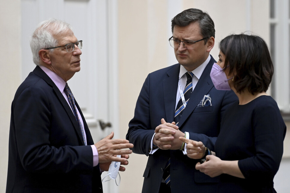 MANIPULERING: EUs utenrikssjef Josep Borrell (t.h.) i samtale med Ukrainas utenriksminister Dmytro Kuleba og Tysklands utenriksminister Annalena Baerbock på sikkerhetskonferansen i München lørdag.