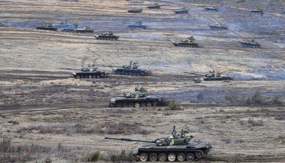 FORBLIR: Det russiske forsvaret har ordre om å invadere Ukraina, melder amerikanske medier. Her øver russiske og hviterussiske styrker sammen lørdag. De om lag 30000 russiske soldatene skulle egentlig reise hjem i helgen, men søndag bekrefter Hviterussland at de forblir i landet.