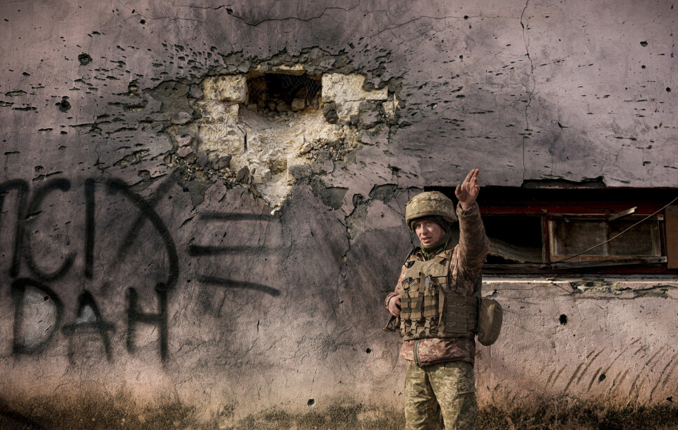 SPENT: En ukrainsk soldat viser fram en bygning som ble truffet av et granatangrep nær frontlinjen i Donbas.