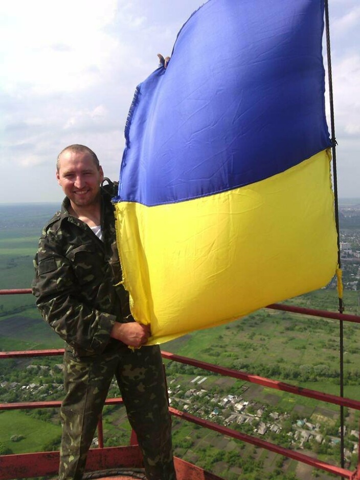 HEISER FLAGGET: Radomyr Gaj heiser det ukrainske flagget i TV-tårnet i Slovjansk.