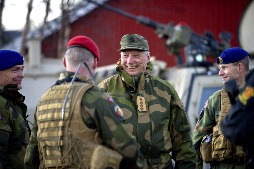 SMILENDE: Kong Harald inspiserer under øvelse Faryab på Setermoen i Troms i 2011 SMILENDE: Kong Harald inspiserer under øvelse Faryab på Setermoen i Troms i 2011