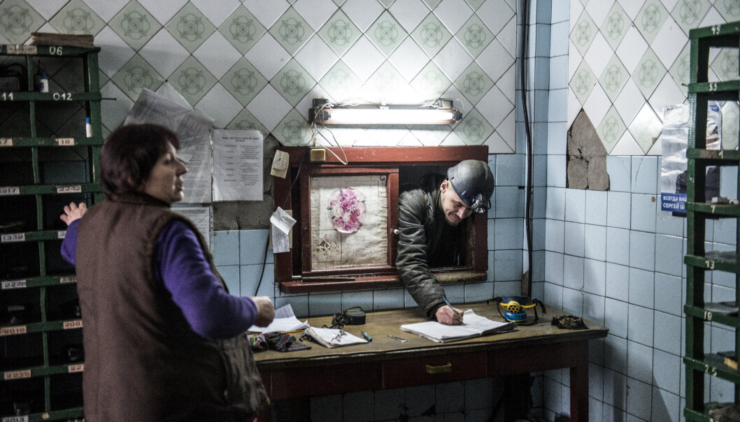 OLGA: I 2017 bodde Olga midt i frontlinja, i Katerynivka, men jobbet på depotet ved en kullgruve på ukrainsk-kontrollert side. Hennes oppgave var å sørge for at pustemasker vedlikeholdes. OLGA: I 2017 bodde Olga midt i frontlinja, i Katerynivka, men jobbet på depotet ved en kullgruve på ukrainsk-kontrollert side. Hennes oppgave var å sørge for at pustemasker vedlikeholdes.