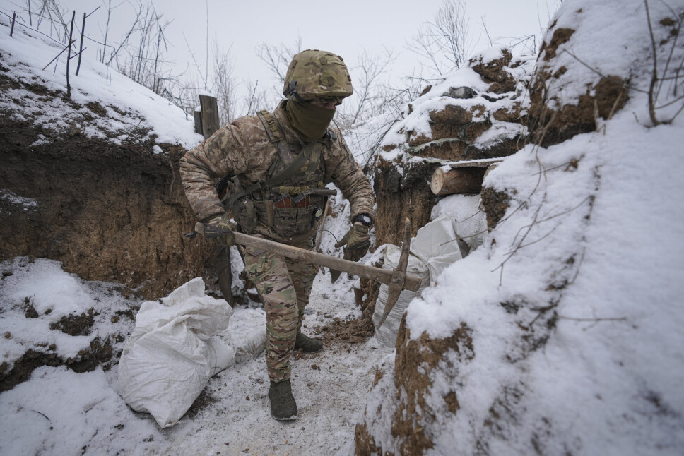 SPENT: Illustrasjonsbildet viser en ukrainsk soldat i nærheten av pro-russiske separatister ved Luhansk.