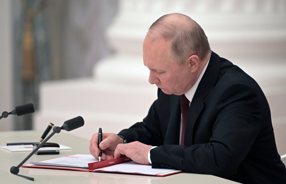 ANERKJENNER: Russlands president Vladimir Putin signerte et dekret mandag kveld som fastslo Russlands anerkjennelse av utbryterregionene Luhansk og Donetsk som selvstendige stater.