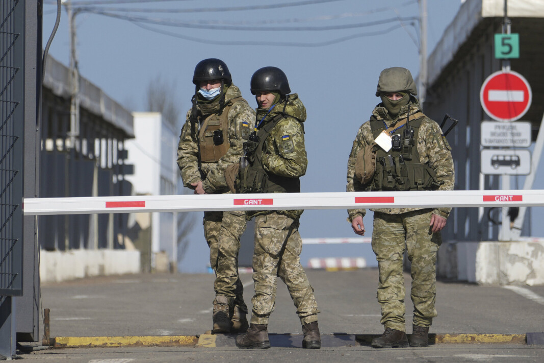 FRONTEN: Ukrainske grensevakter ved fronten mot de separatiskontrollerte områdene mandag 21. februar.