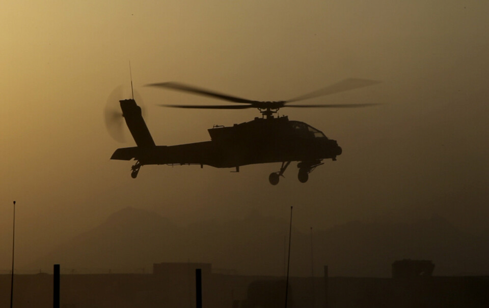 APACHE: Bildet viser et amerikansk Apache-helikopter i Afghanistan i 2010. Helikoptertypen skal nå sendes til Baltikum.