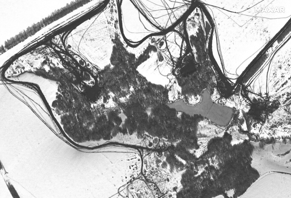 SATELLITTBILDE: Dette bildet er datert onsdag 23. februar og viser et område nær den russiske byen Malakeevo, omtrent 30 kilometer fra grensen til Ukraina. Det skal vise artilleri, soldater og logistikkenheter. Bildet er fra Maxar Technologies.