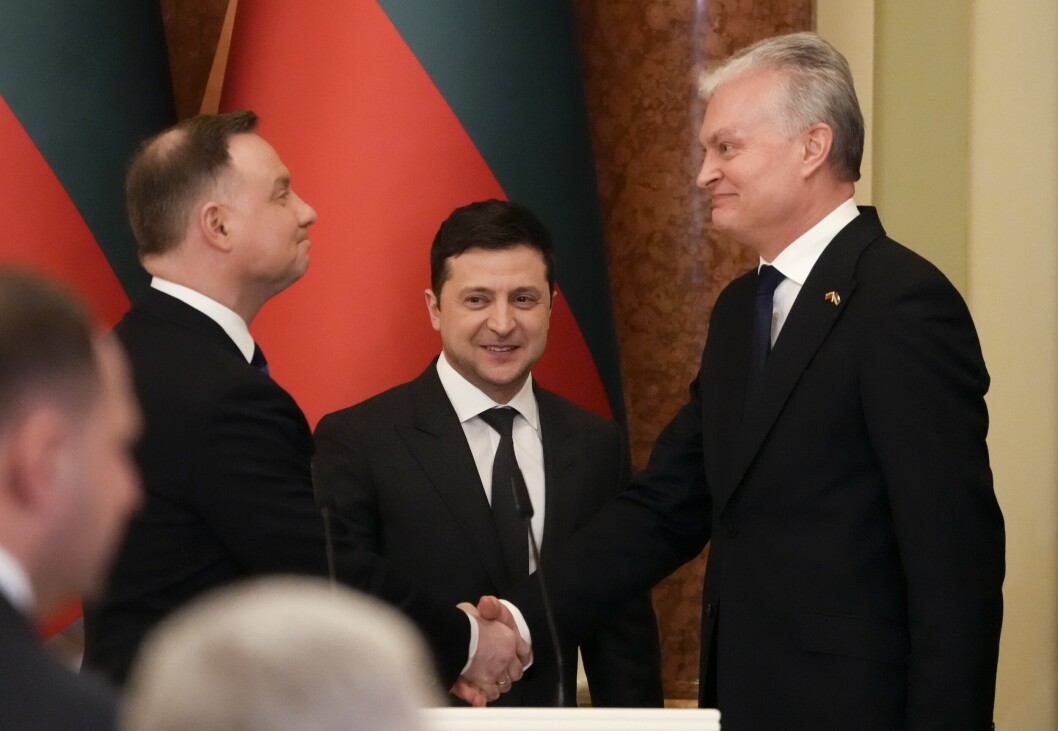 FELLES UTFORDRINGER: Ukrainas president Volodymyr Zelenskyj (i midten), Polens president Andrzej Duda (til venstre) og Litauens president Gitanas Nauseda tar hverandre i hendene under en felles pressekonferanse i Kyiv onsdag. FELLES UTFORDRINGER: Ukrainas president Volodymyr Zelenskyj (i midten), Polens president Andrzej Duda (til venstre) og Litauens president Gitanas Nauseda tar hverandre i hendene under en felles pressekonferanse i Kyiv onsdag.