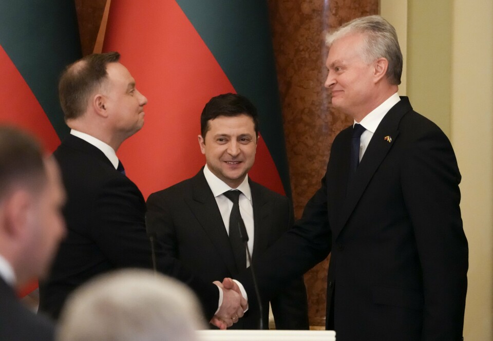 FELLES UTFORDRINGER: Ukrainas president Volodymyr Zelenskyj (i midten), Polens president Andrzej Duda (til venstre) og Litauens president Gitanas Nauseda tar hverandre i hendene under en felles pressekonferanse i Kyiv onsdag.