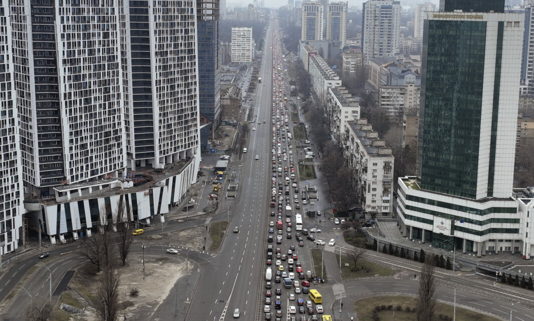 RØMMER: Køer av biler med folk som vil ut av byen i Kyiv sentrum. RØMMER: Køer av biler med folk som vil ut av byen i Kyiv sentrum.