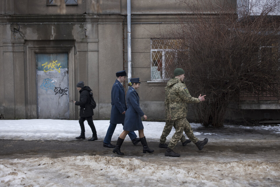 FORTSATT FREDELIG: Mykola Bysjkov (24) og Julia Povstemska (20) sammen med andre kadetter på gaten i Kharkiv for to uker siden.